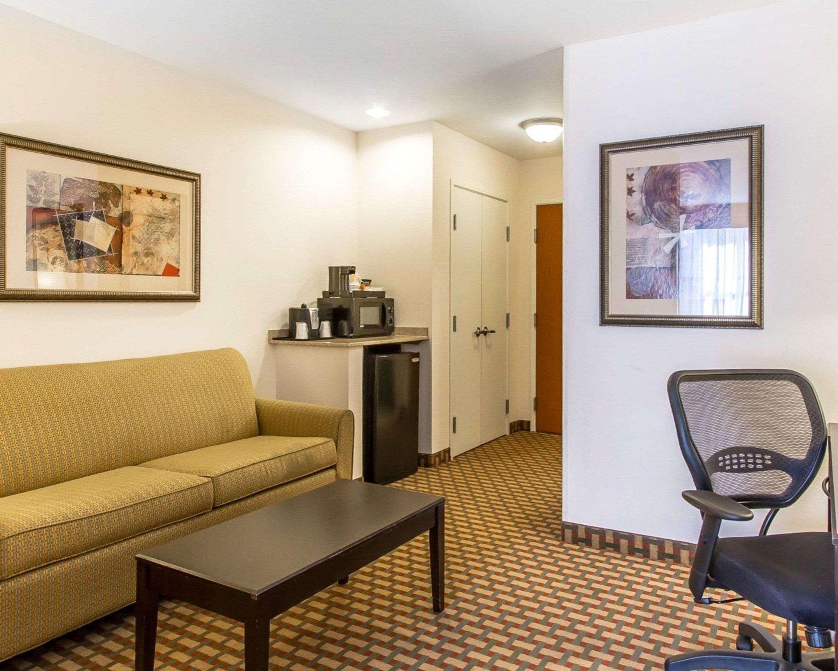 Comfort Inn & Suites Shawnee North Near I-40 Bagian luar foto