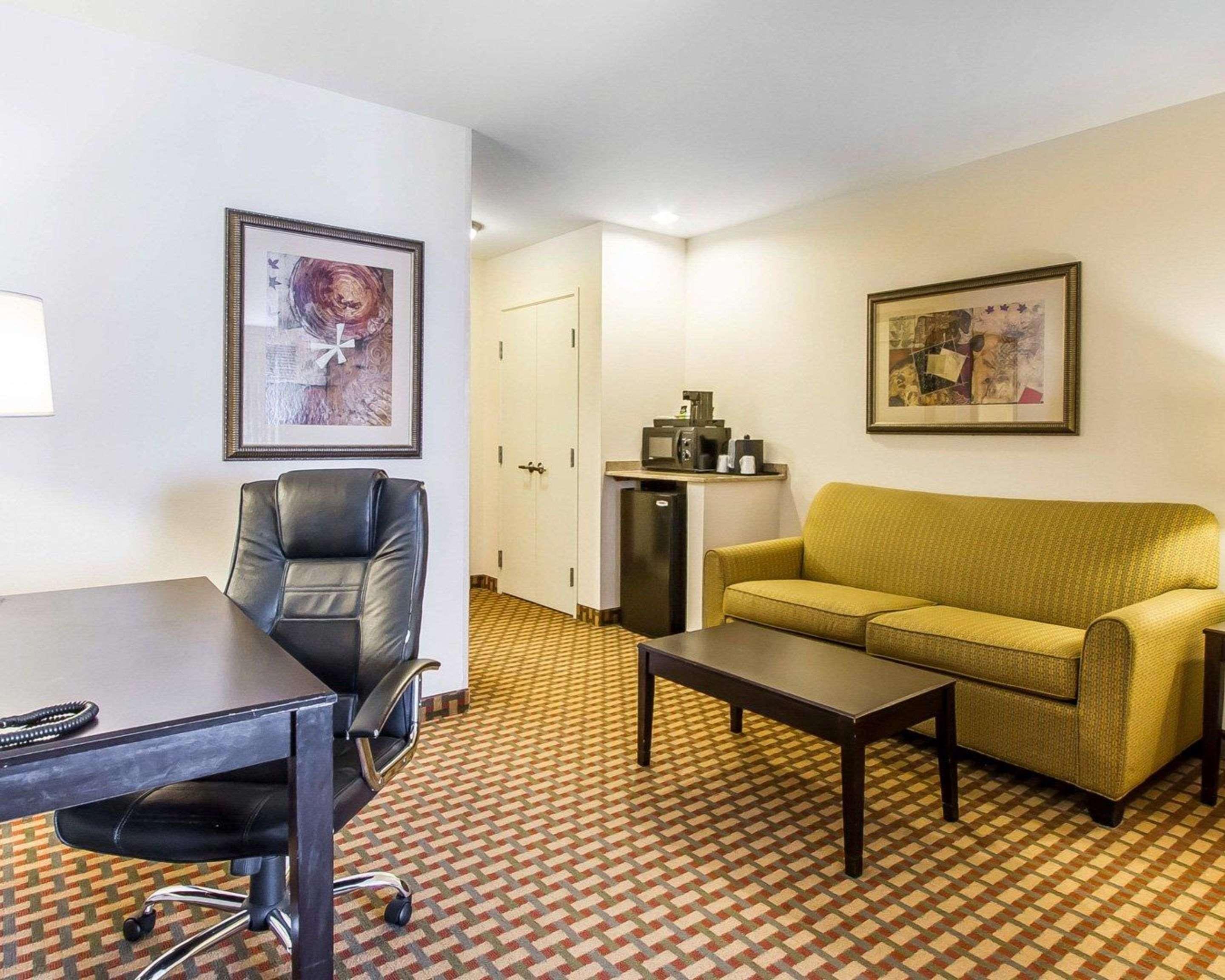 Comfort Inn & Suites Shawnee North Near I-40 Bagian luar foto
