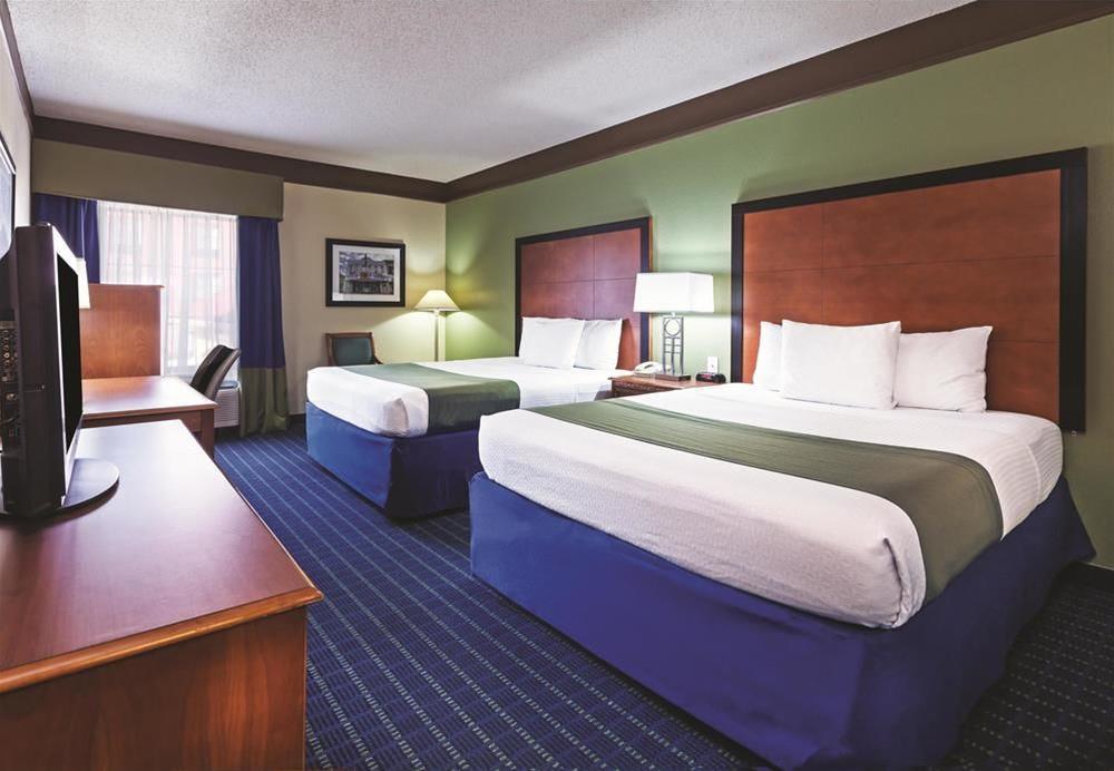 Comfort Inn & Suites Shawnee North Near I-40 Bagian luar foto