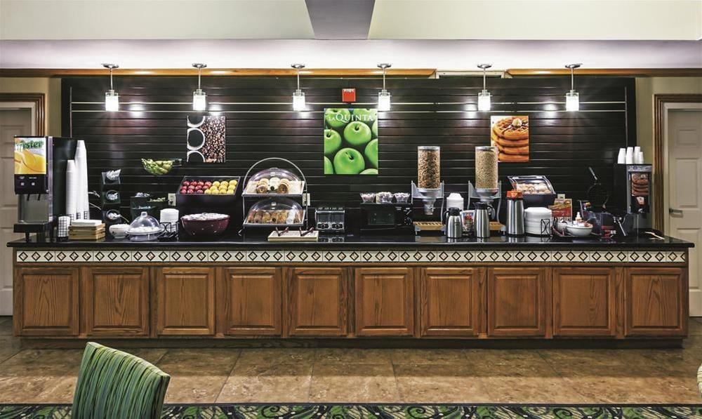 Comfort Inn & Suites Shawnee North Near I-40 Bagian luar foto