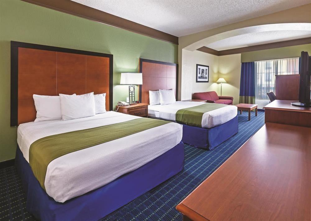 Comfort Inn & Suites Shawnee North Near I-40 Bagian luar foto