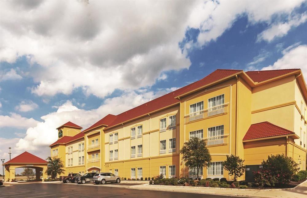 Comfort Inn & Suites Shawnee North Near I-40 Bagian luar foto