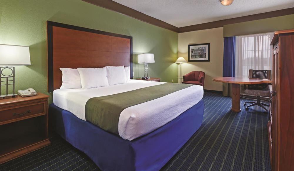 Comfort Inn & Suites Shawnee North Near I-40 Bagian luar foto