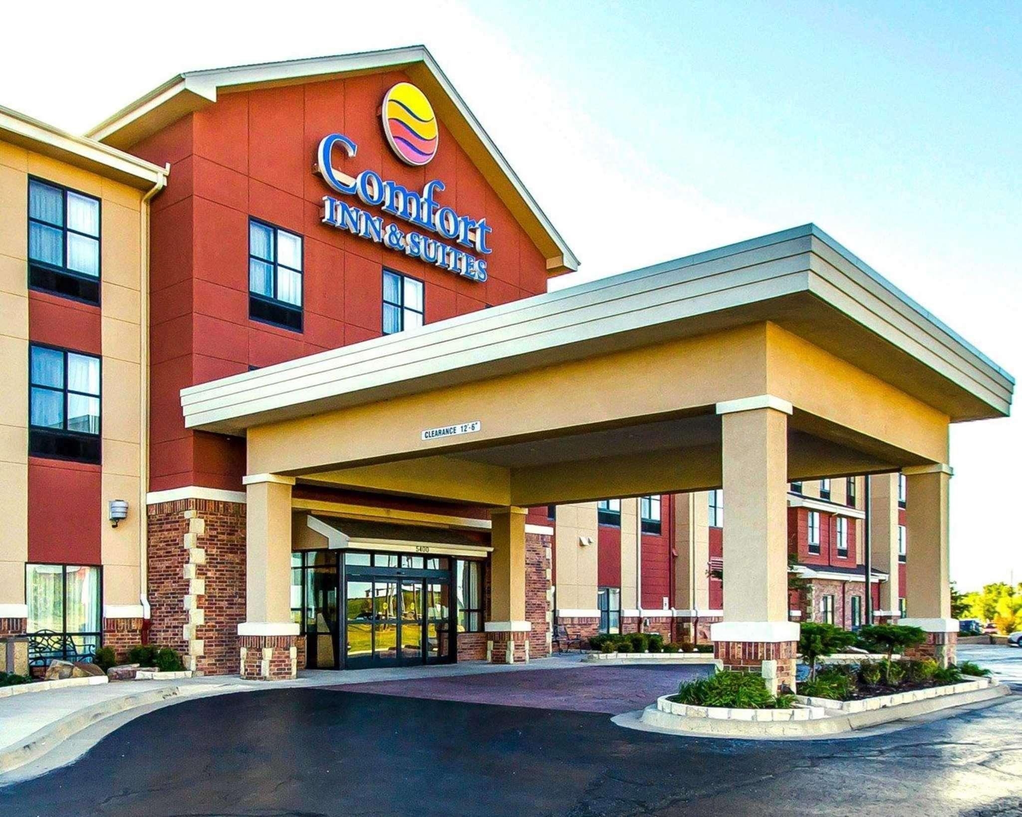 Comfort Inn & Suites Shawnee North Near I-40 Bagian luar foto