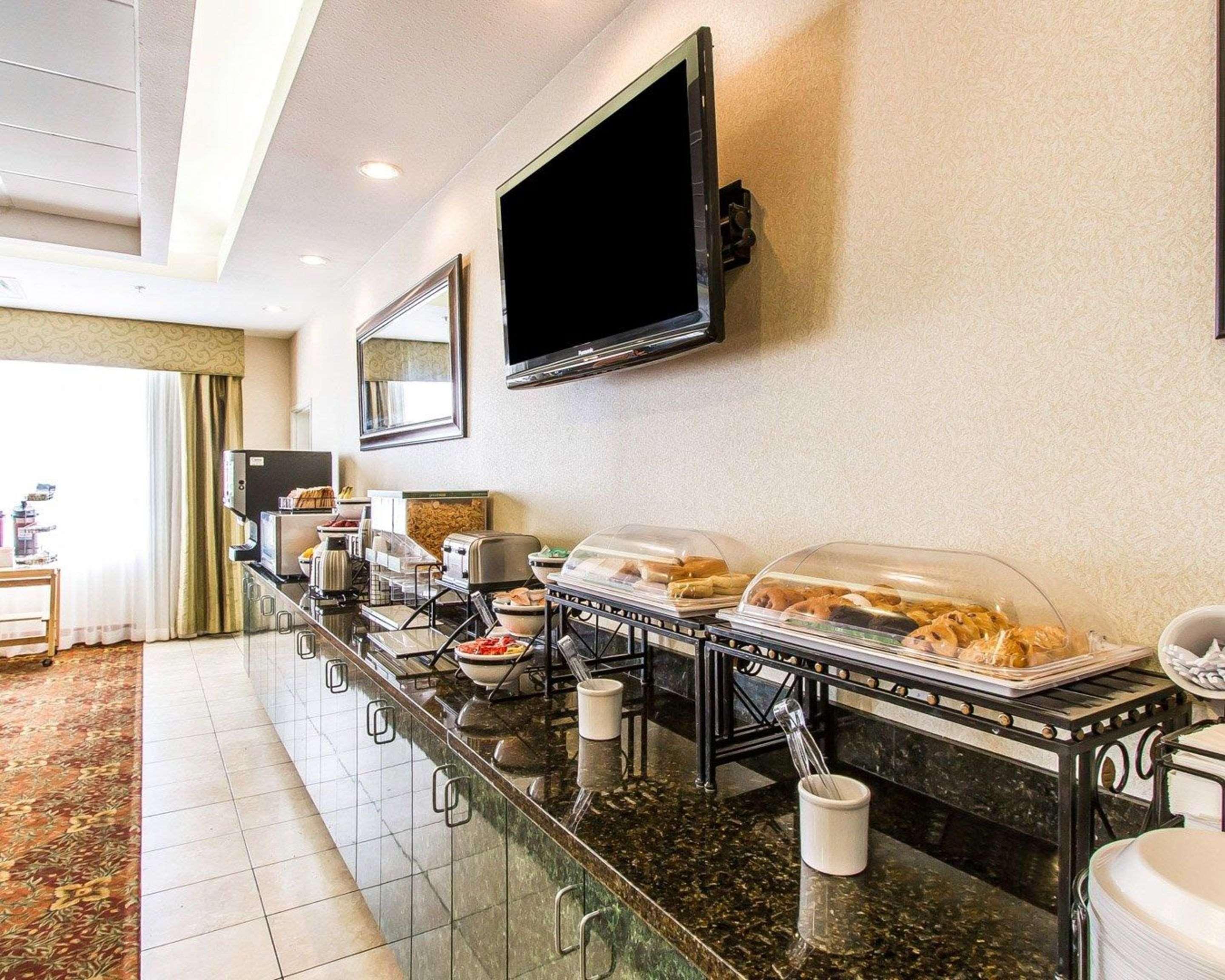Comfort Inn & Suites Shawnee North Near I-40 Bagian luar foto