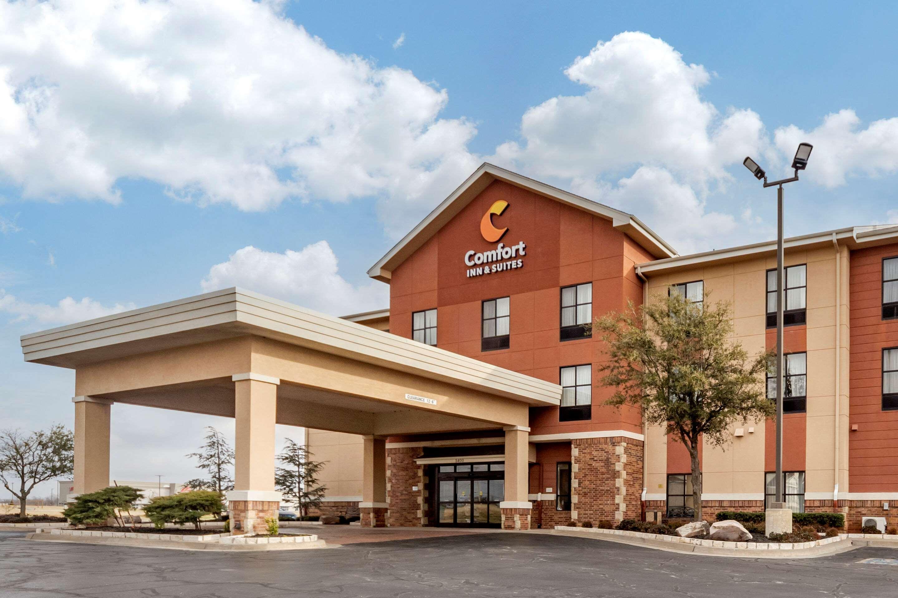 Comfort Inn & Suites Shawnee North Near I-40 Bagian luar foto