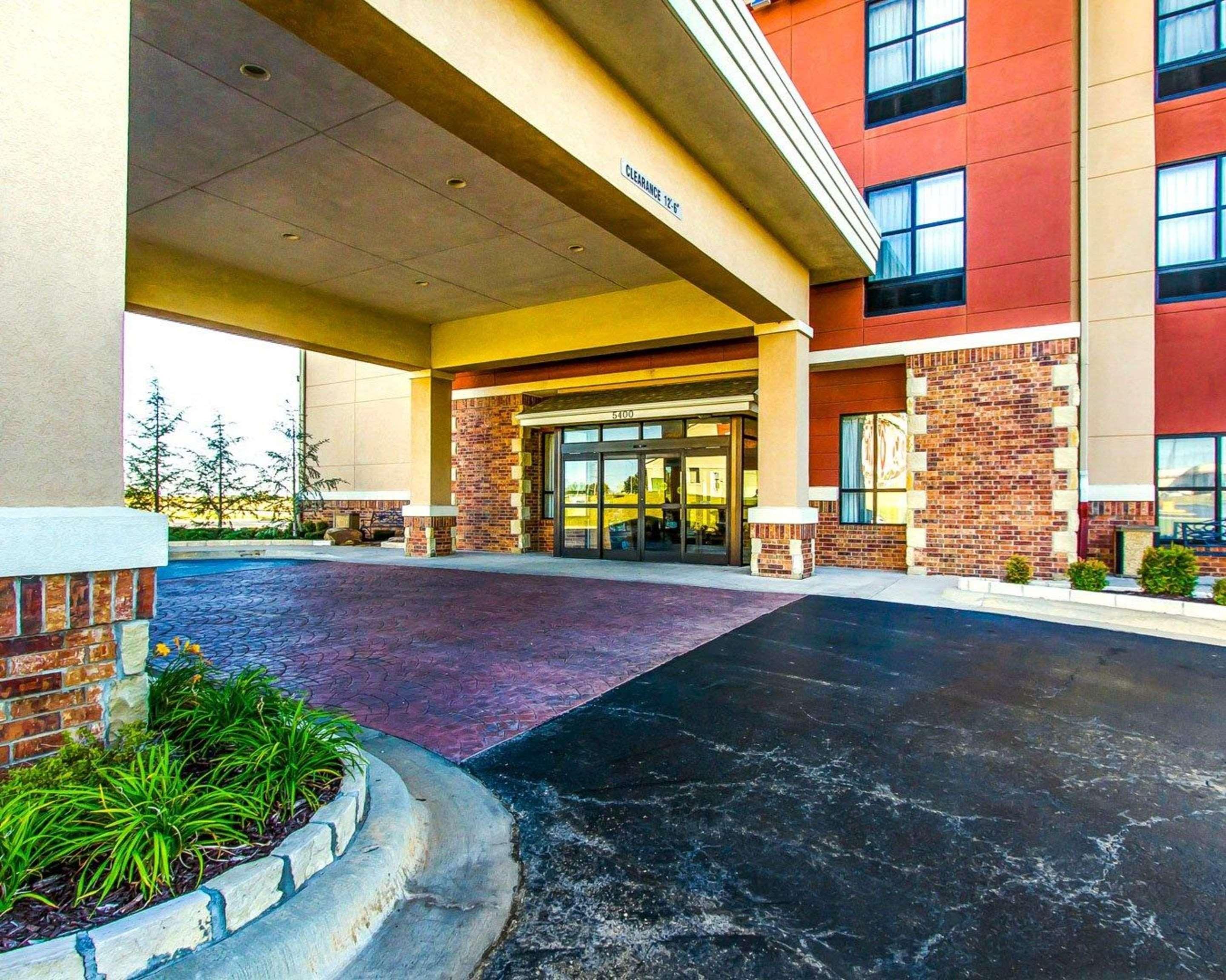 Comfort Inn & Suites Shawnee North Near I-40 Bagian luar foto