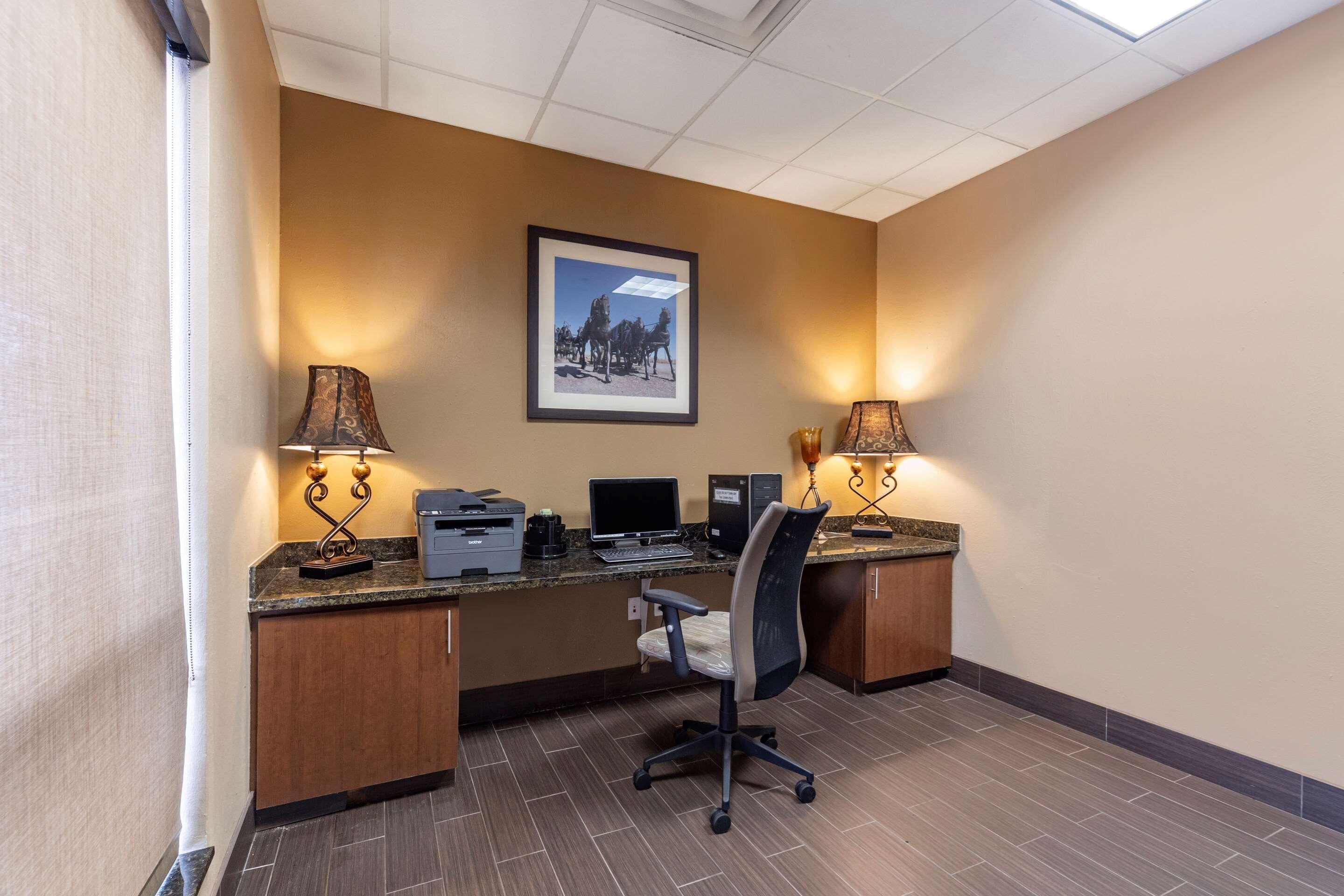 Comfort Inn & Suites Shawnee North Near I-40 Bagian luar foto