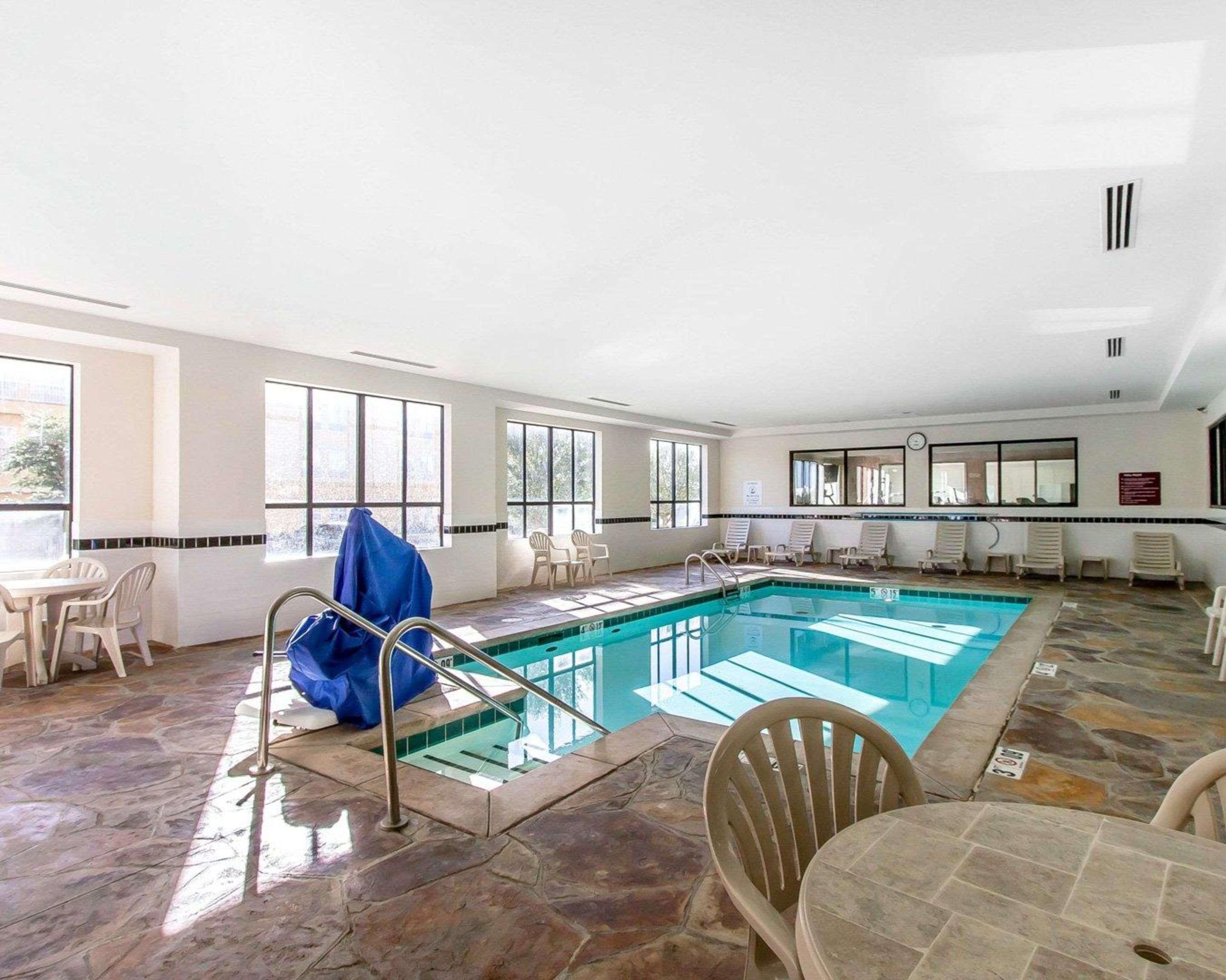 Comfort Inn & Suites Shawnee North Near I-40 Bagian luar foto