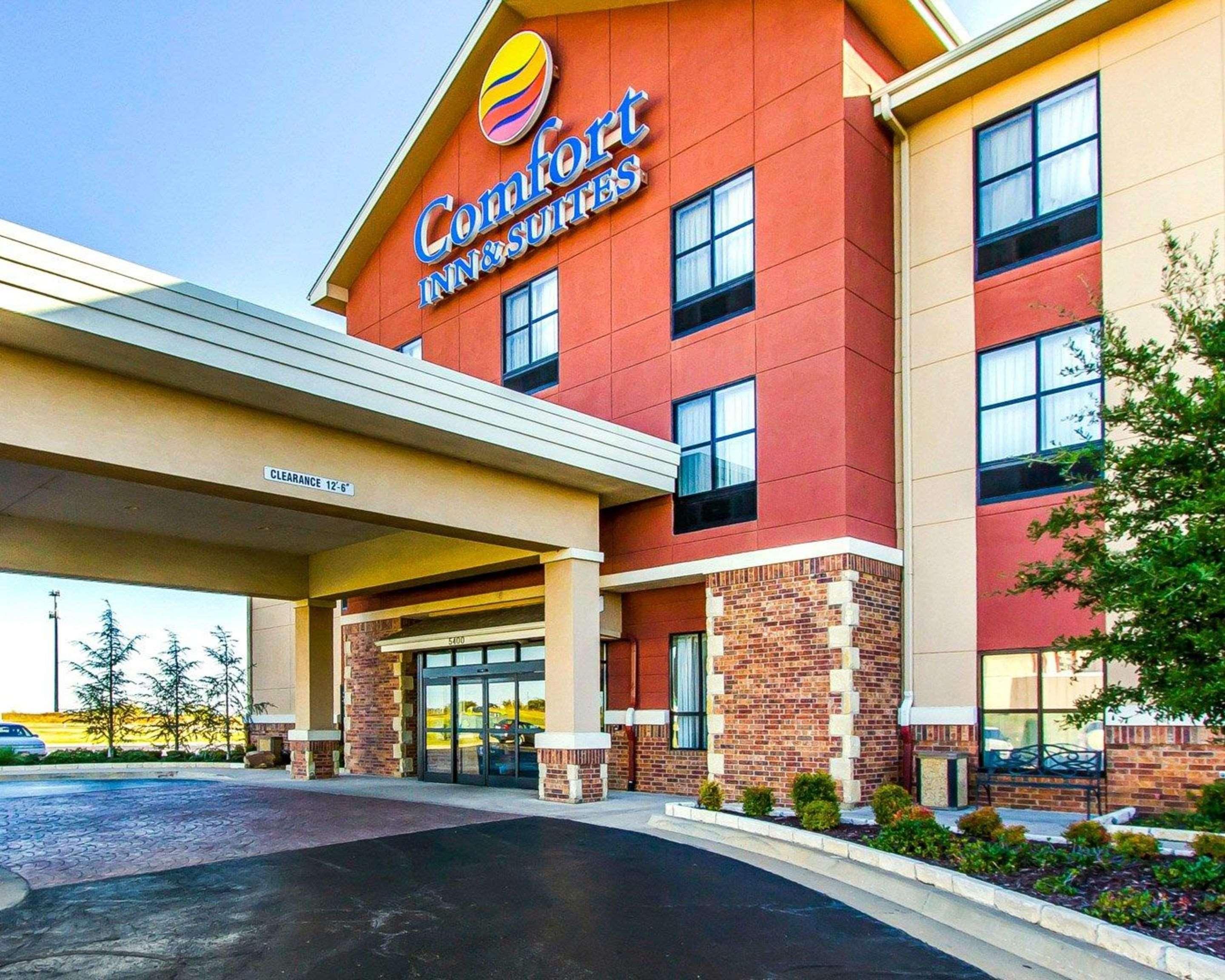 Comfort Inn & Suites Shawnee North Near I-40 Bagian luar foto
