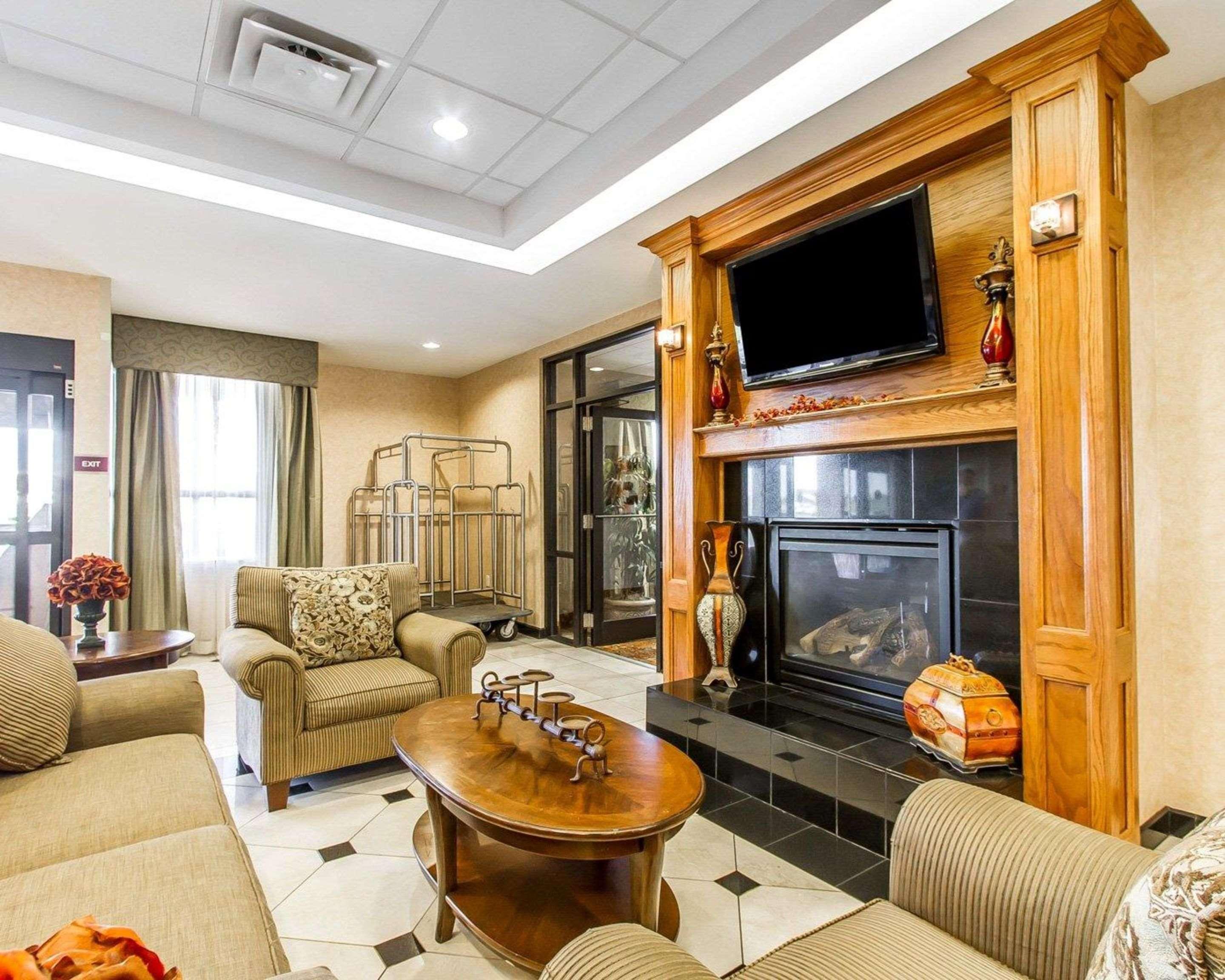 Comfort Inn & Suites Shawnee North Near I-40 Bagian luar foto
